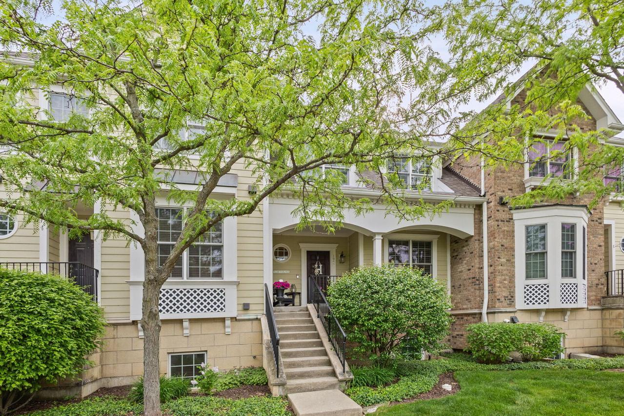 1907 Lynn Cir., Libertyville, IL 60048