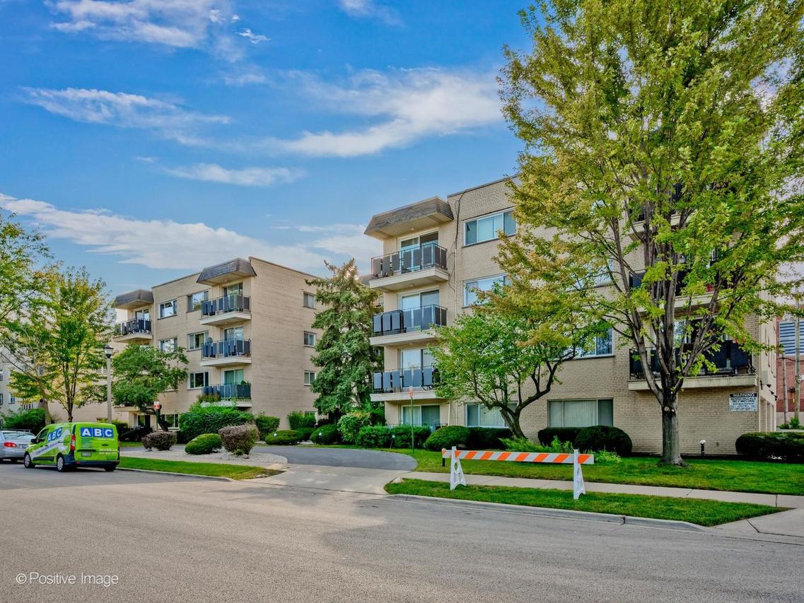8230 Elmwood Ave. #102, Skokie, IL 60077