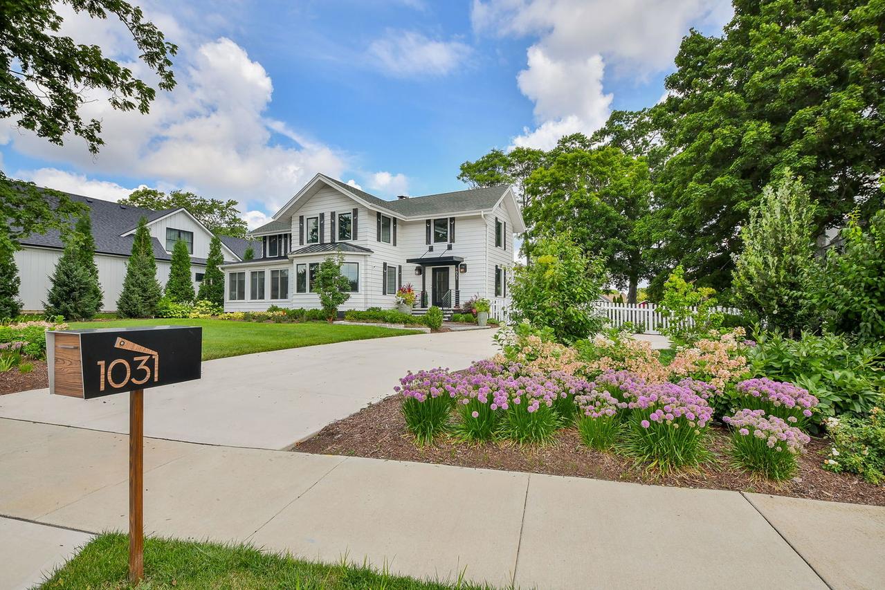 1031 E Bauer Rd., Naperville, IL 60563