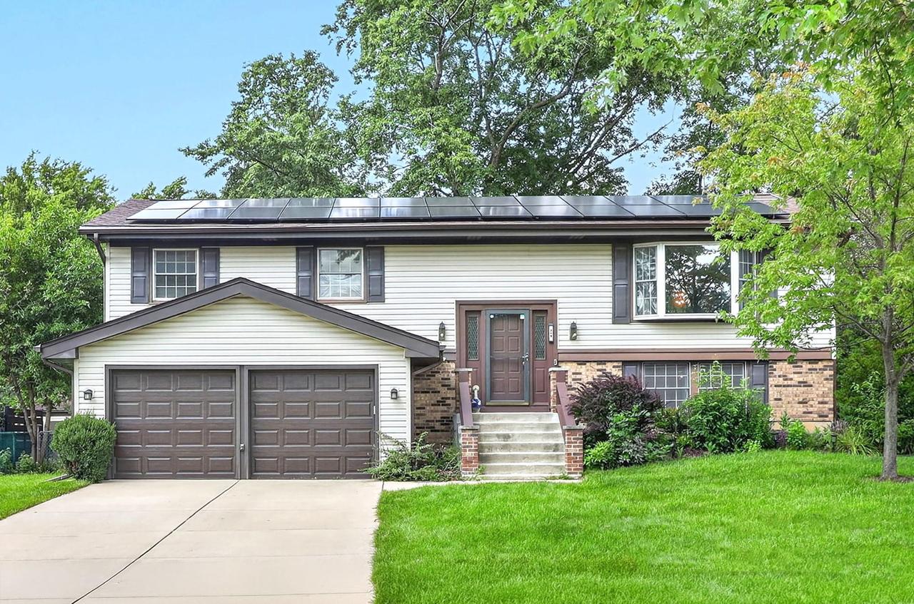 215 Edgebrook Dr., Bloomingdale, IL 60108