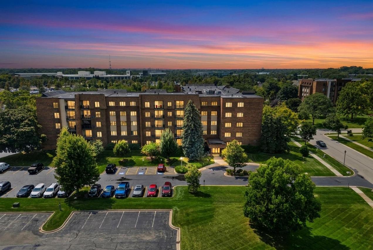 453 Raintree Dr. #3P, Glen Ellyn, IL 60137