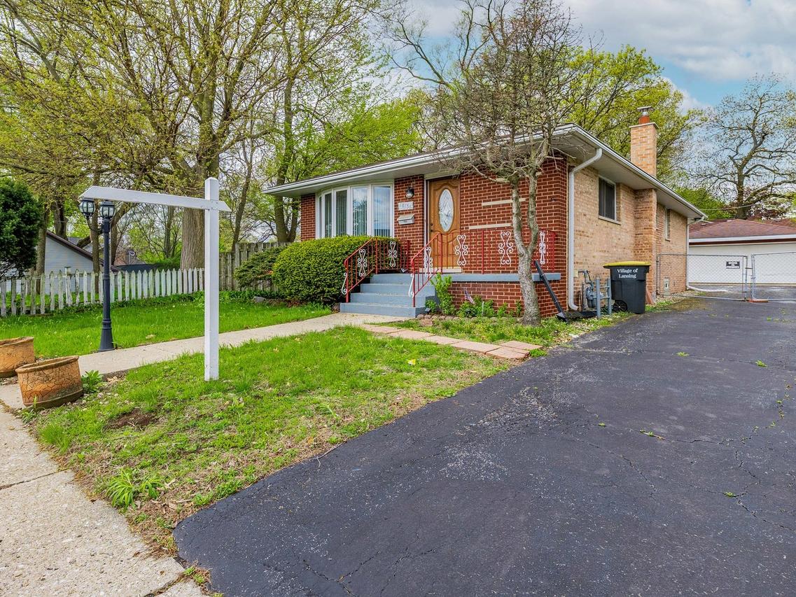 18136 Oakwood Ave., Lansing, IL 60438