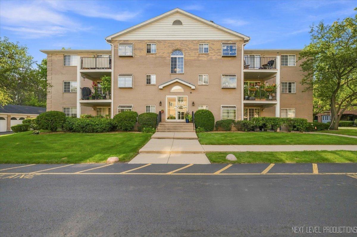 457 Valley Dr. #202, Naperville, IL 60563