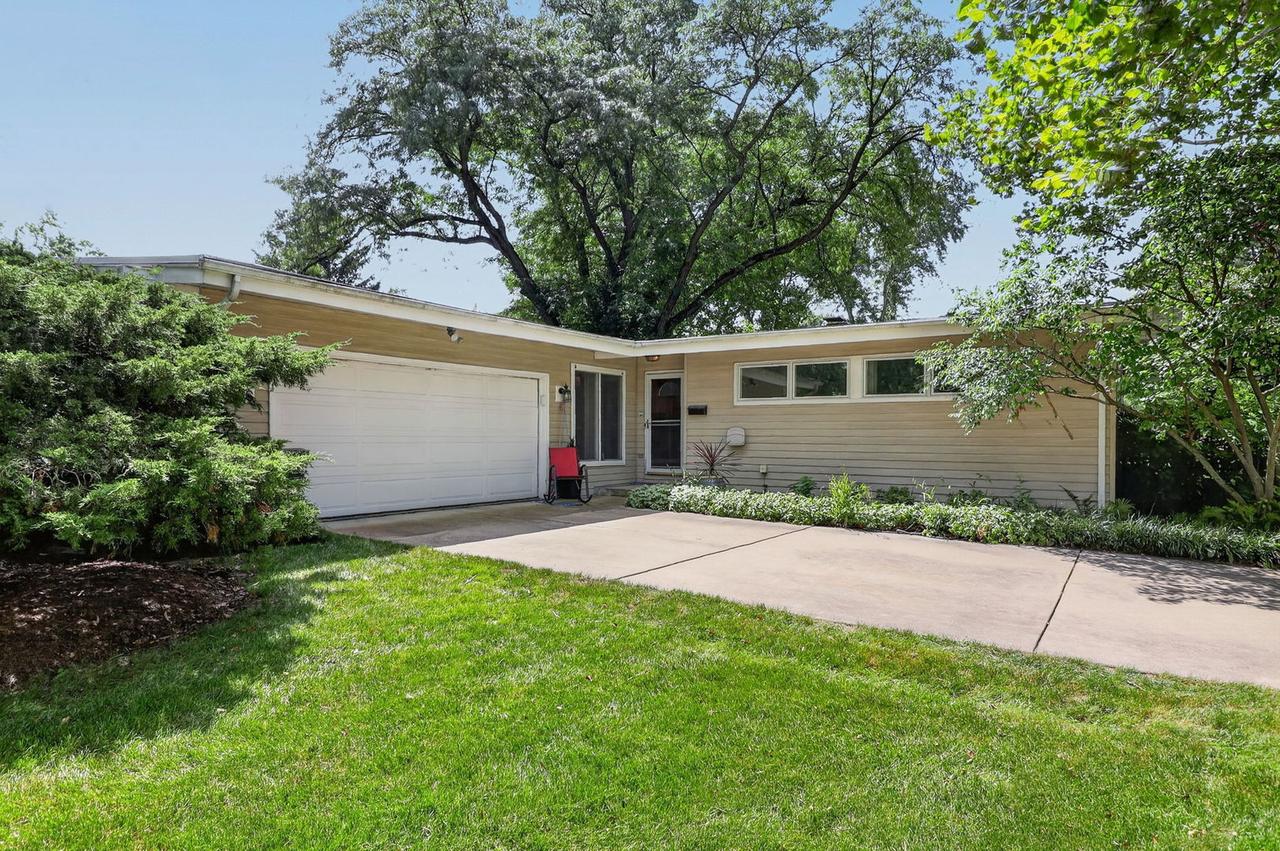 106 Sandalwood Dr., Naperville, IL 60540