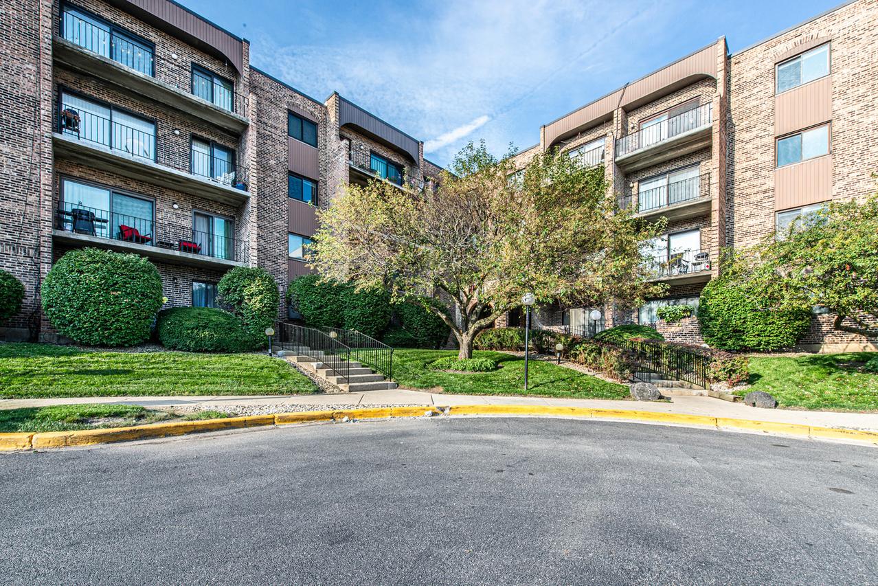 601 W Huntington Common Rd. #201, Mount Prospect, IL 60056
