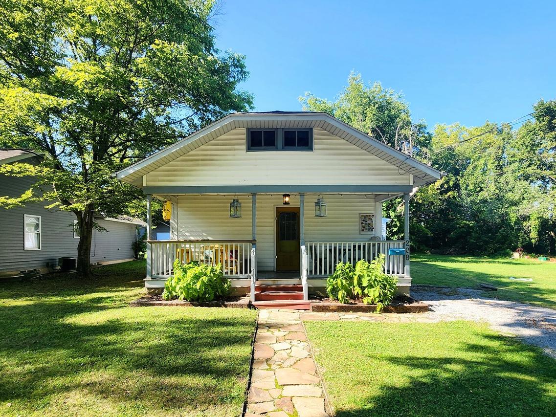 208 E Oak St., Carbondale, IL 62901