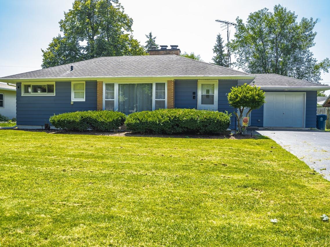 2301 Sweetbriar St., Crest Hill, IL 60403