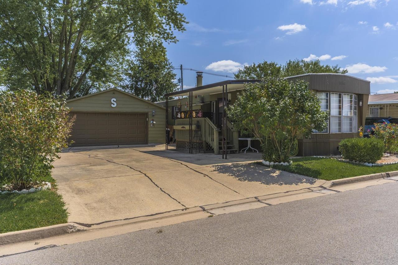 1340 13th St., Bloomington, IL 61704