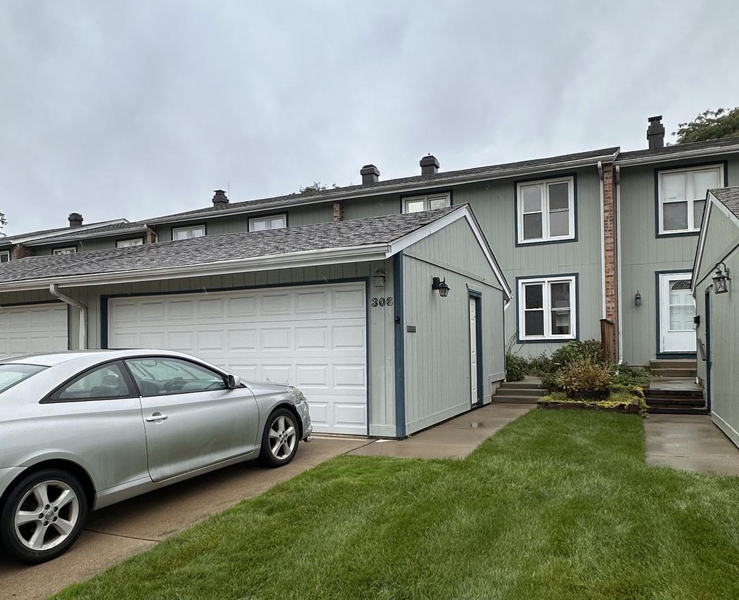 306 Colony Green Dr., Bloomingdale, IL 60108