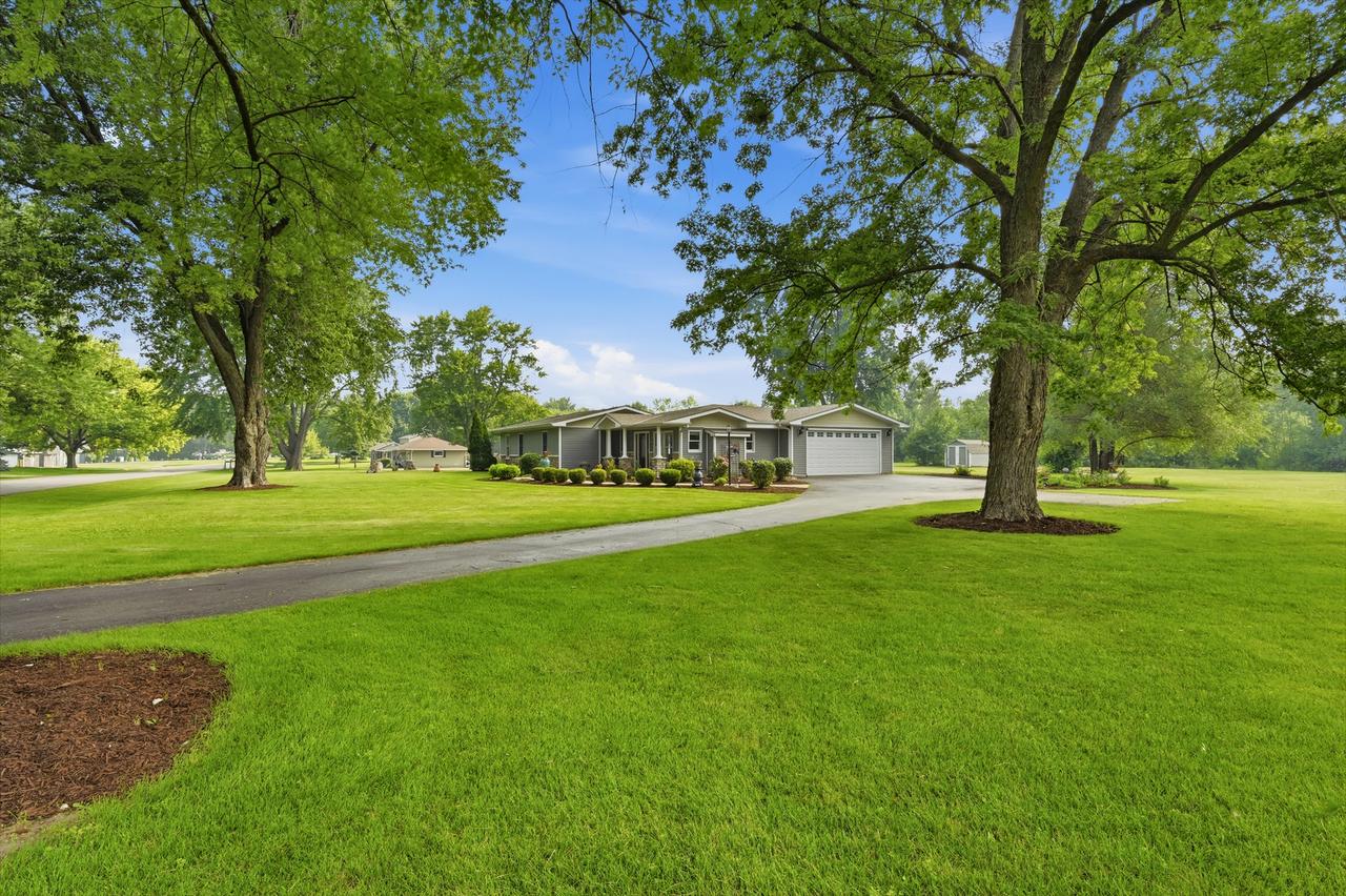 32 E Rickard Dr., Oswego, IL 60543