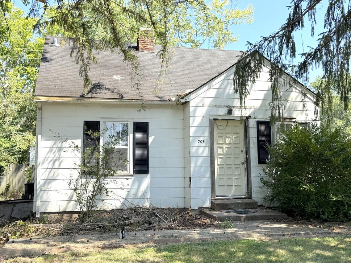 707 N Oakland Ave., Carbondale, IL 62901