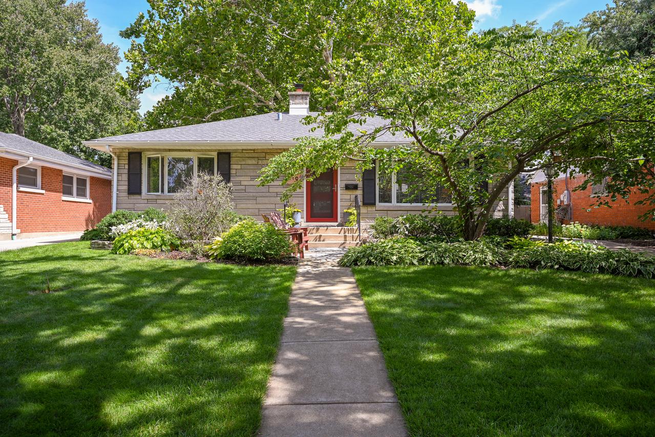 519 Byron Ct., Wheaton, IL 60187