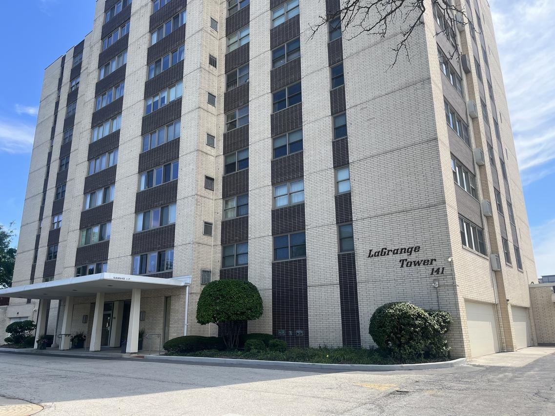 141 N La Grange Rd. #802, La Grange, IL 60525