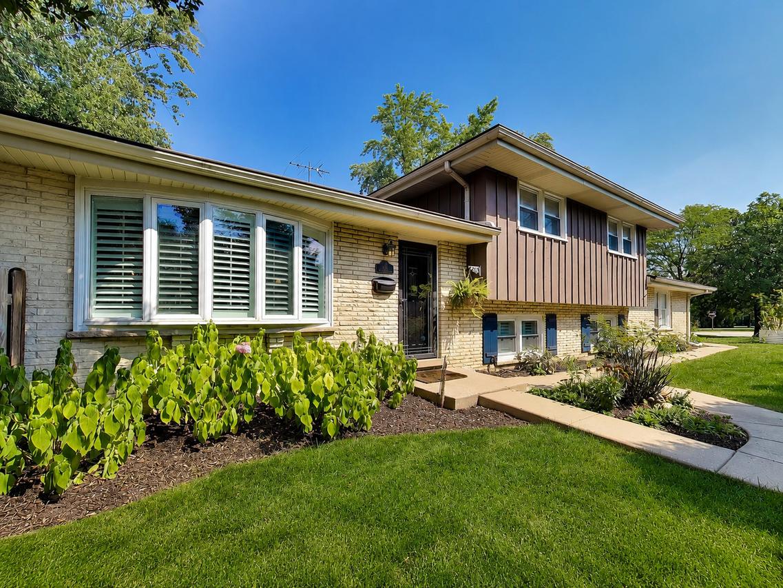 116 W Central Rd., Arlington Heights, IL 60005
