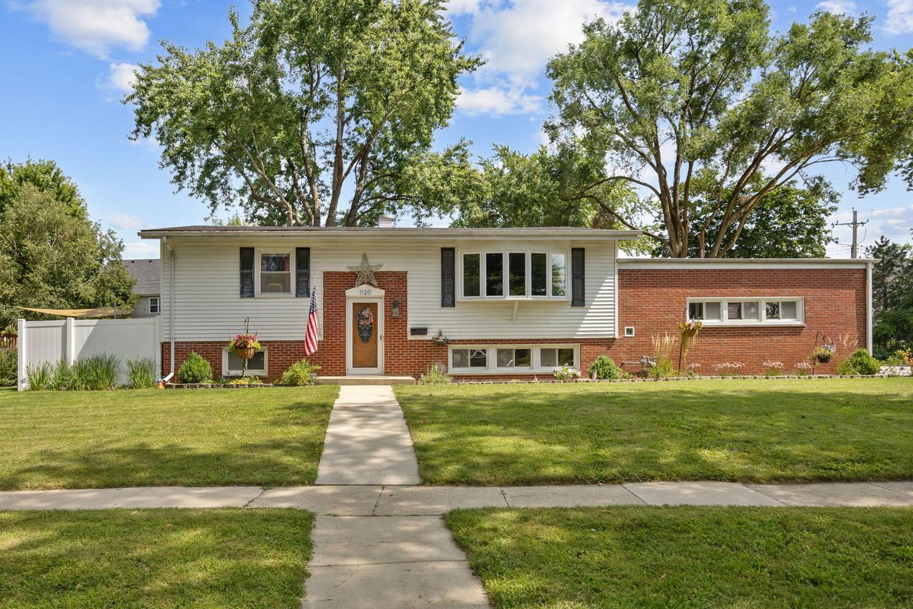 1120 S 12th Ave., St. Charles, IL 60174
