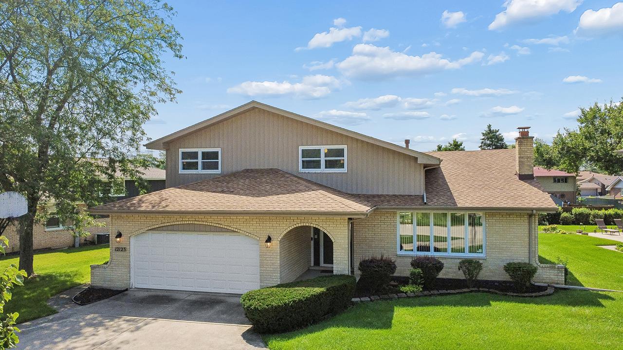 12123 Lake View Dr., Orland Park, IL 60467