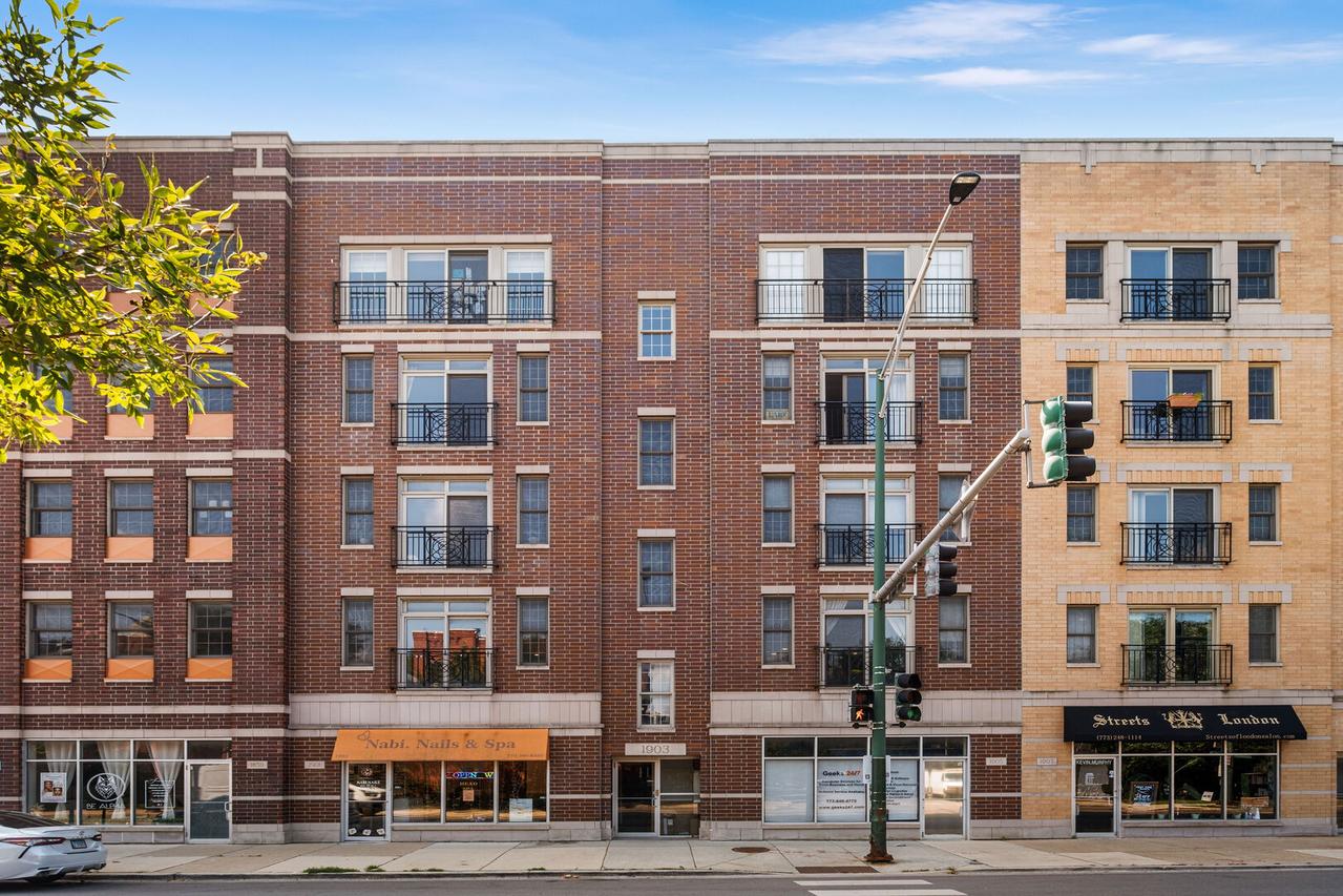 1903 W Diversey Pkwy. #301, Chicago, IL 60614