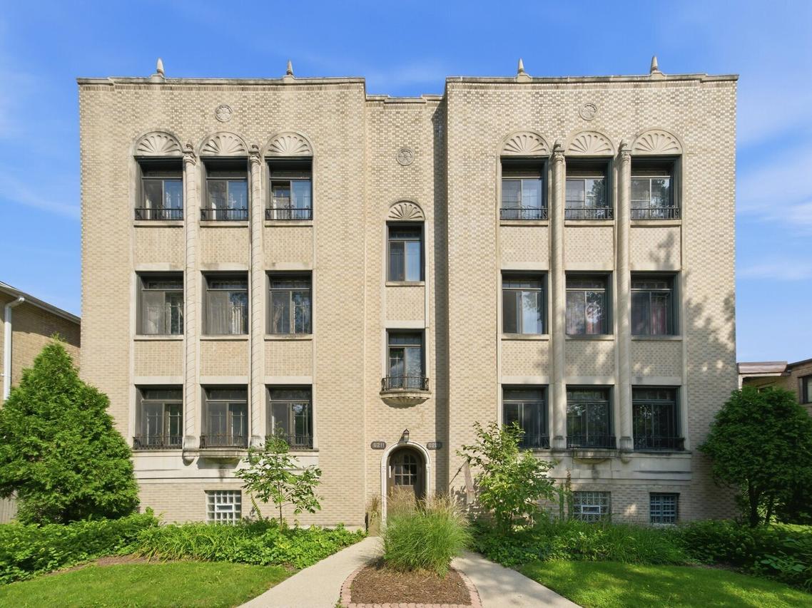 6211 N Mozart St. #2N, Chicago, IL 60659
