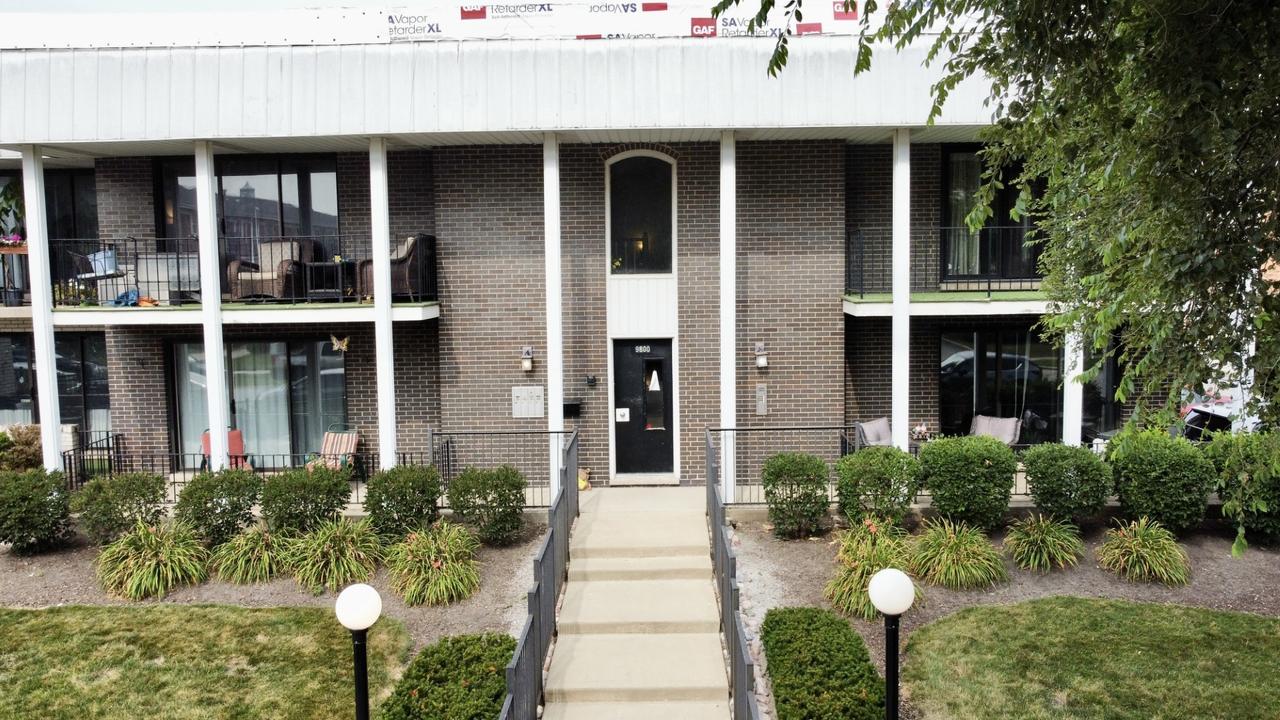 9800 S Karlov Ave. #2D, Oak Lawn, IL 60453