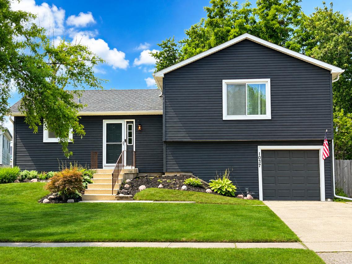 1037 Ridgewood Dr., Bolingbrook, IL 60440