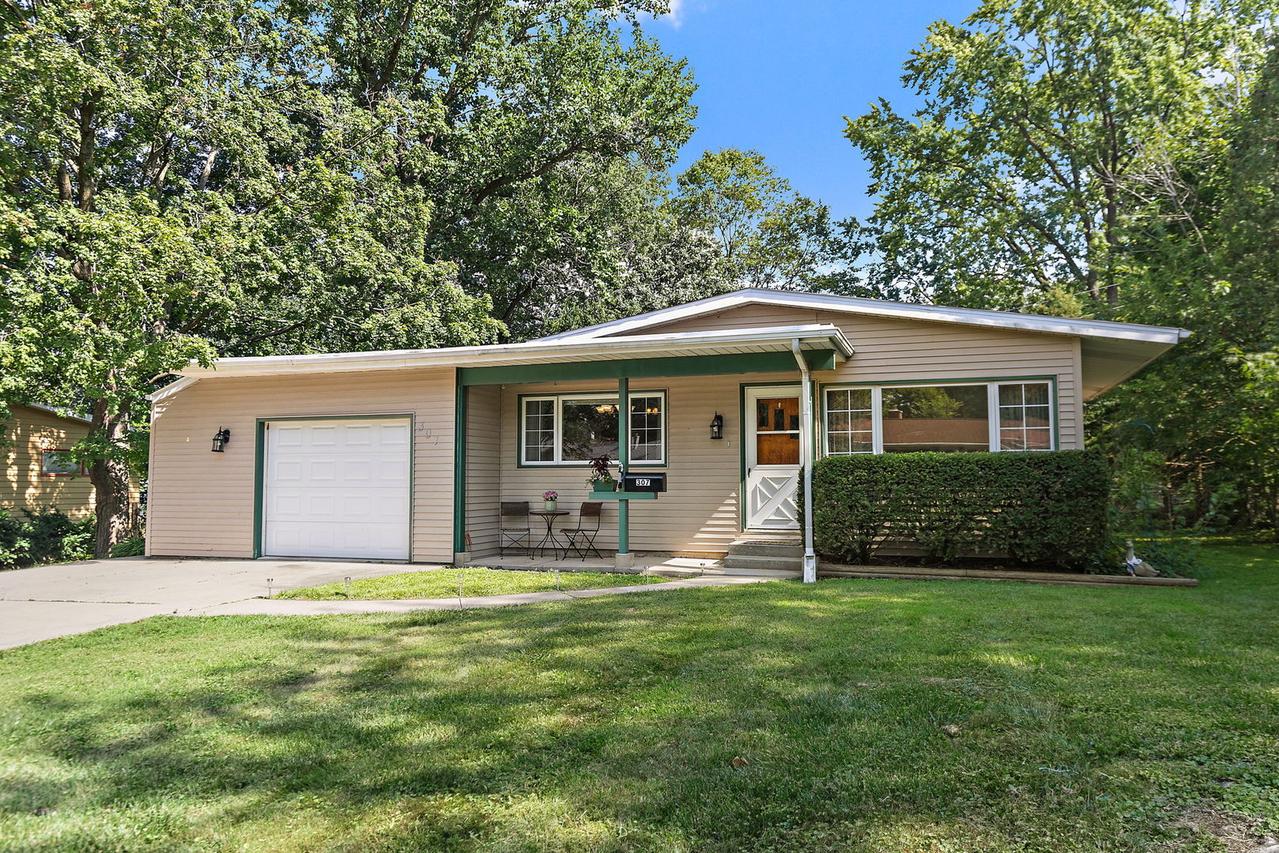 307 Delcy Dr., Dekalb, IL 60115