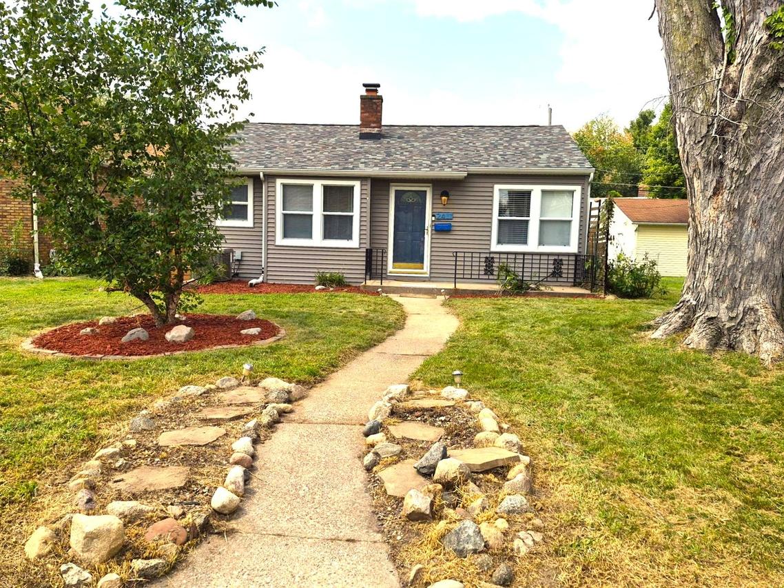 2411 29 St., Moline, IL 61265