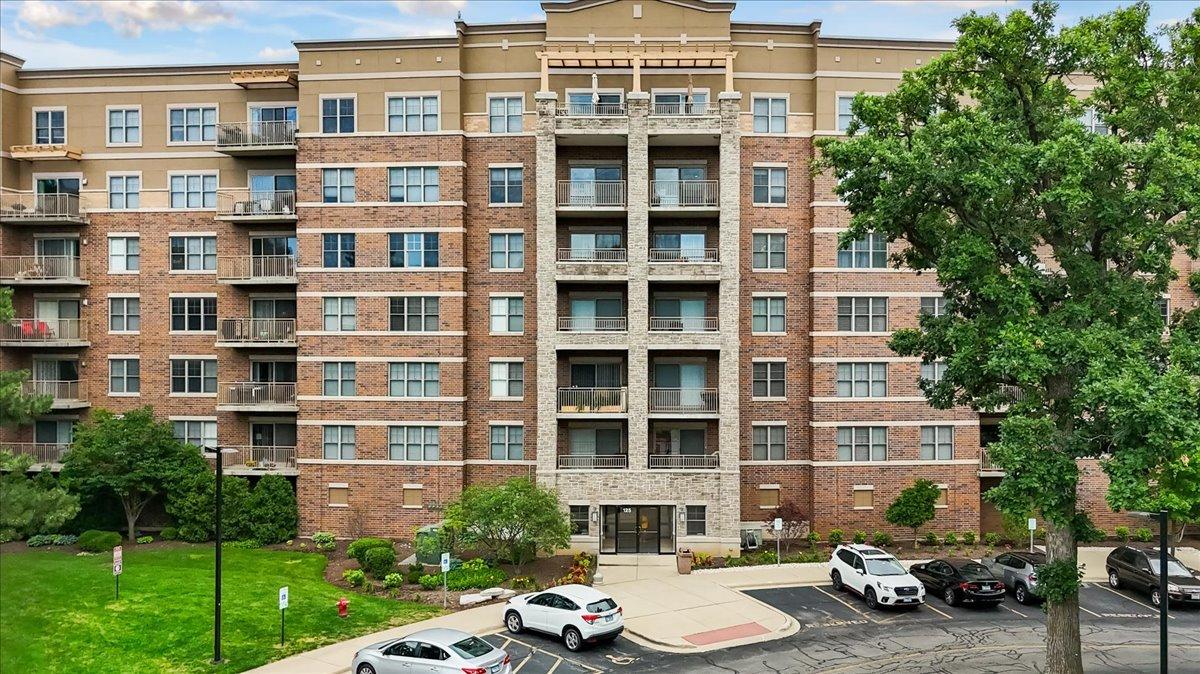 125 Lakeview Dr. #403, Bloomingdale, IL 60108