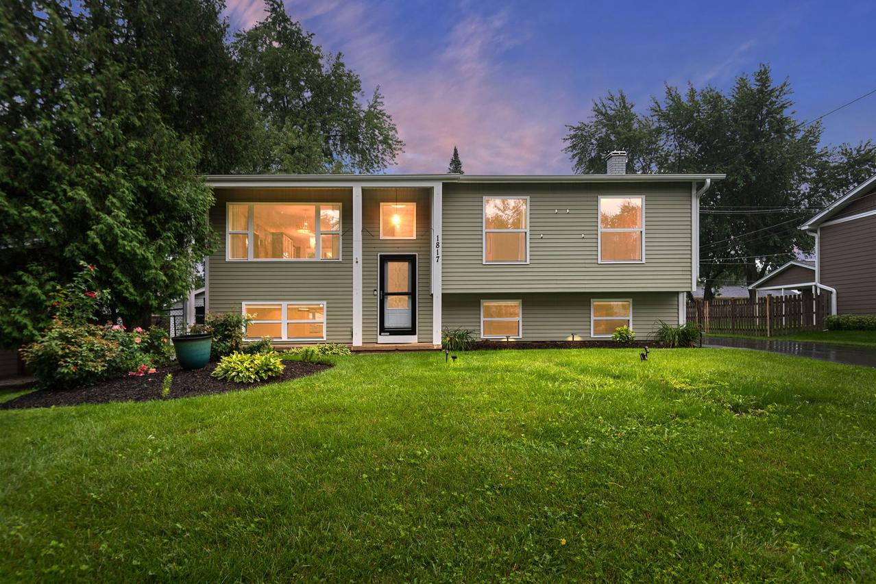 1817 Elmwood Dr., Lindenhurst, IL 60046