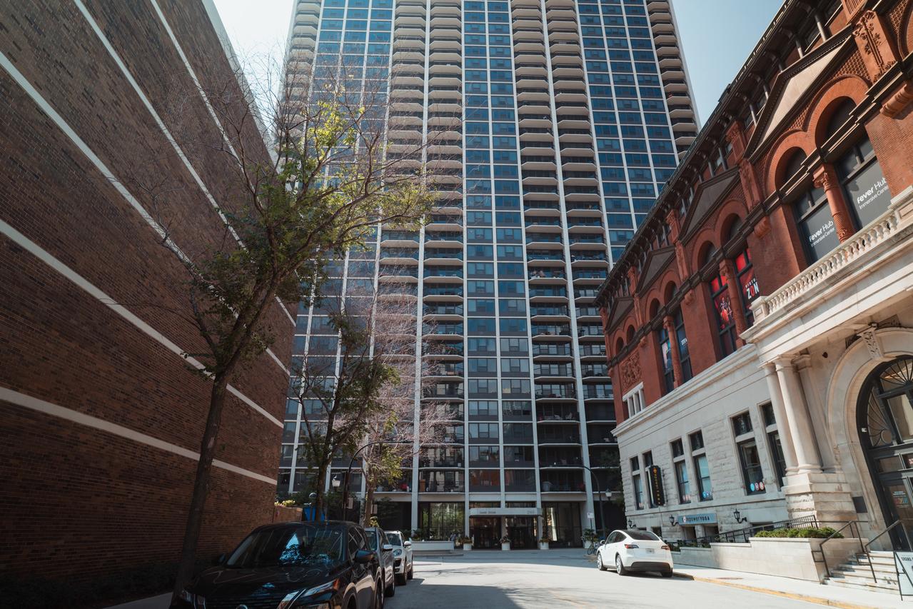 1560 N Sandburg Ter. #1506, Chicago, IL 60610