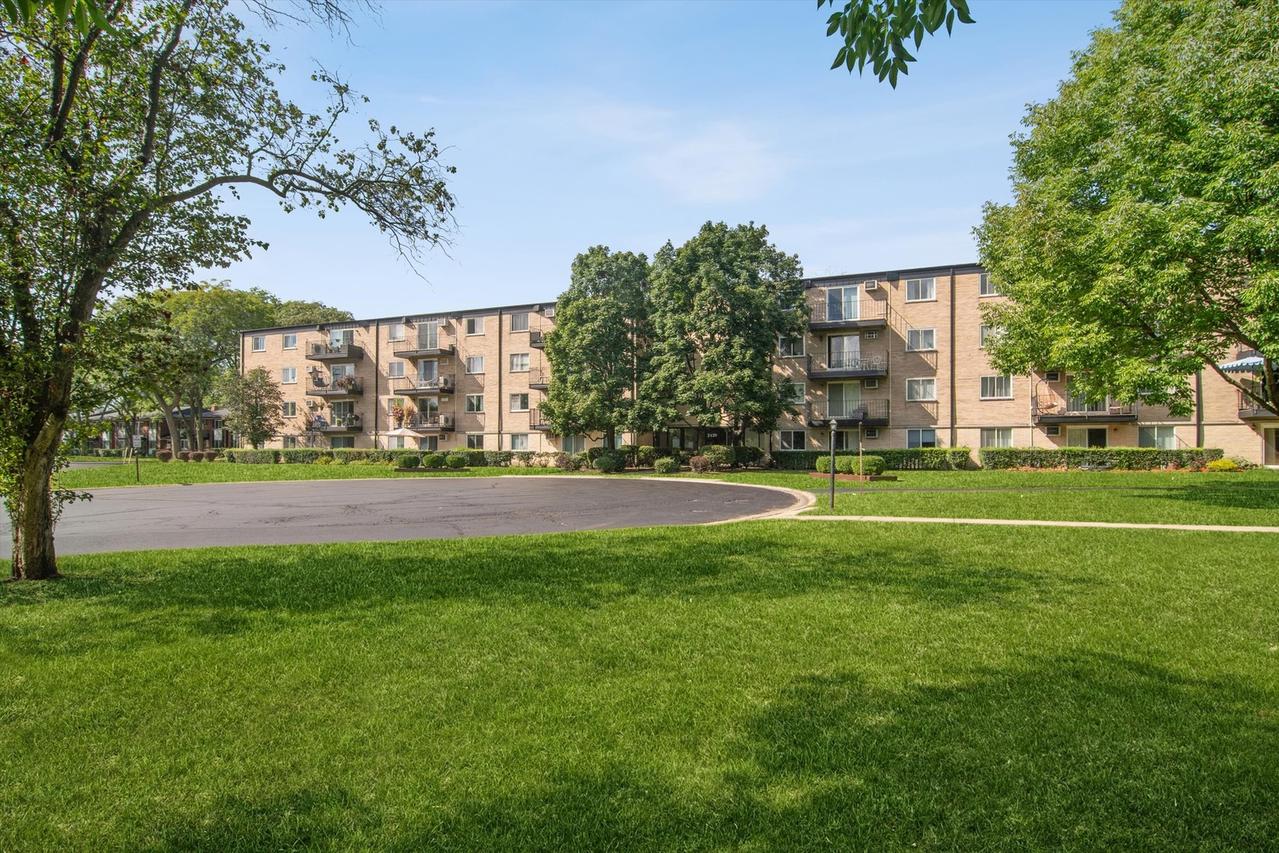 2420 E Brandenberry Ct. #1L, Arlington Heights, IL 60004