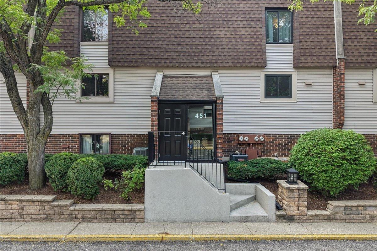 451 Elm St. #2F, Deerfield, IL 60015