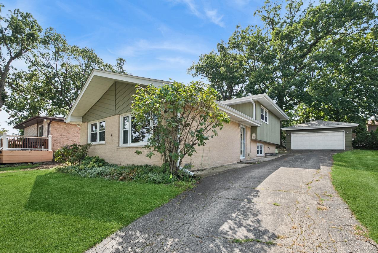 9352 S 82nd Ct., Hickory Hills, IL 60457