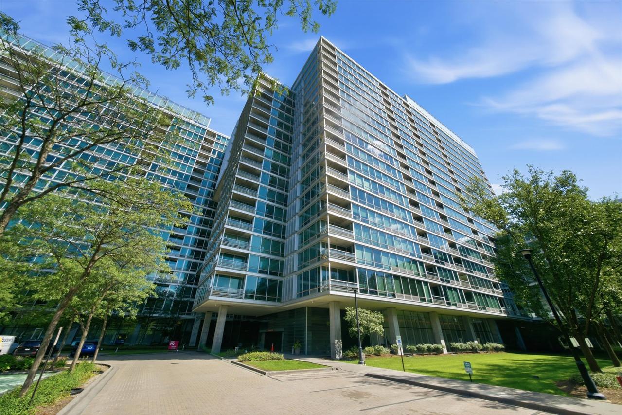 9655 Woods Dr. #1806, Skokie, IL 60077