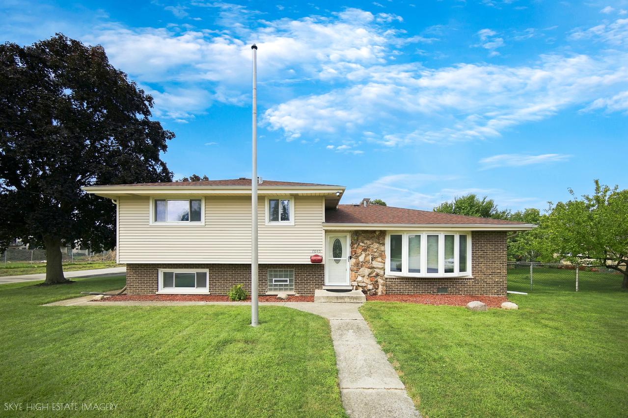 7040 W 107th St., Worth, IL 60482