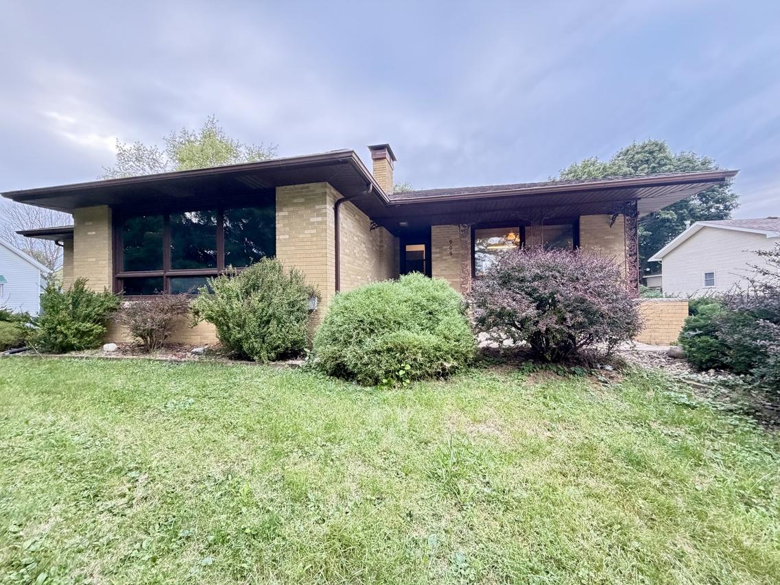 909 W Washington St., Clinton, IL 61727