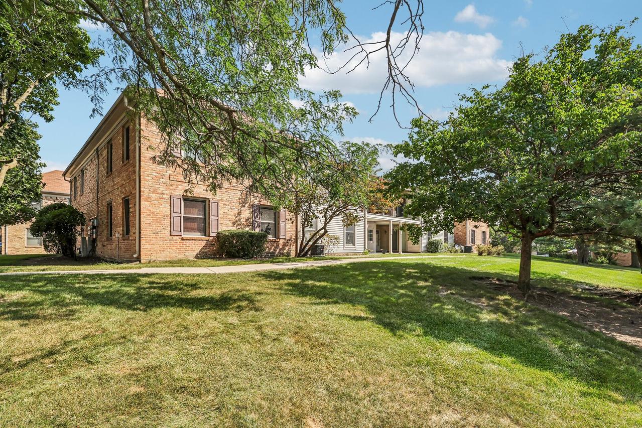 1760 Bristol Walk #B, Hoffman Estates, IL 60169