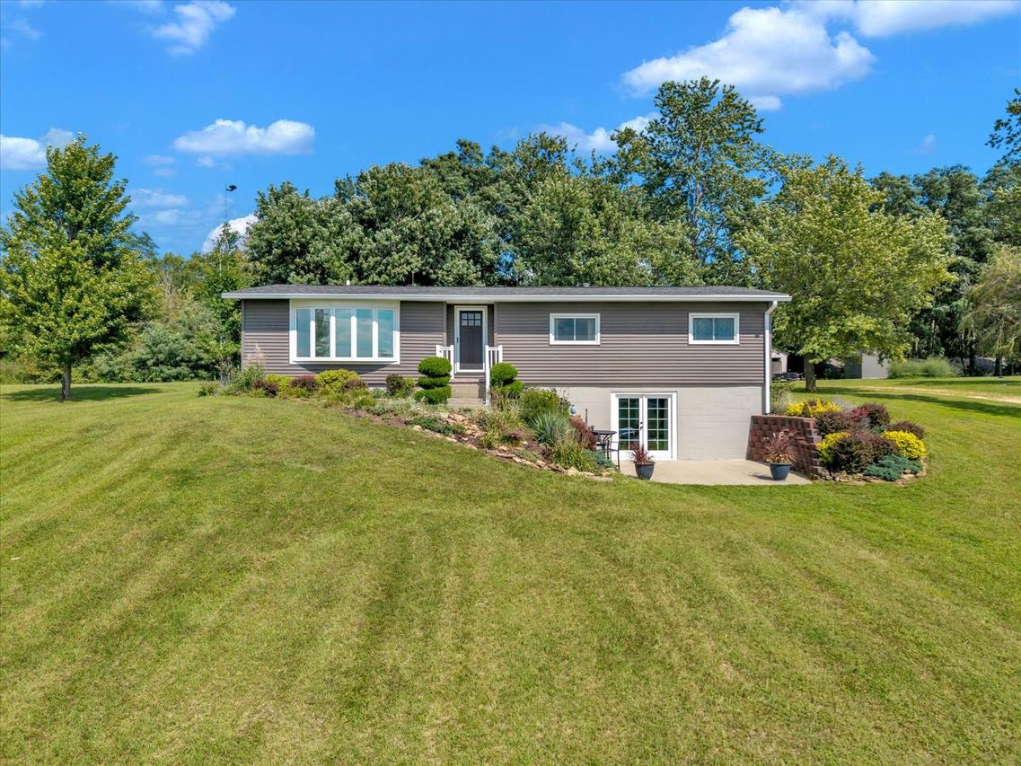 19310 Acker Rd., Fulton, IL 61252