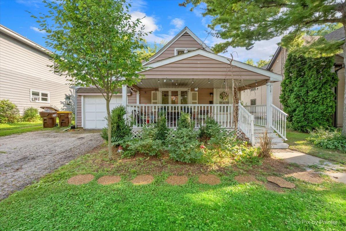 434 E Calhoun St., Woodstock, IL 60098