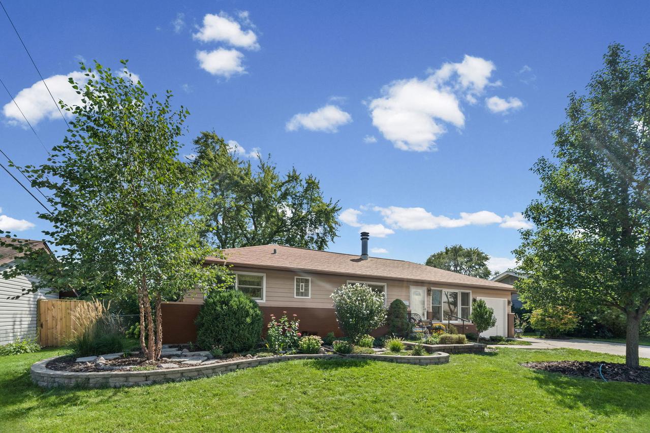 545 Newark Ln., Hoffman Estates, IL 60169