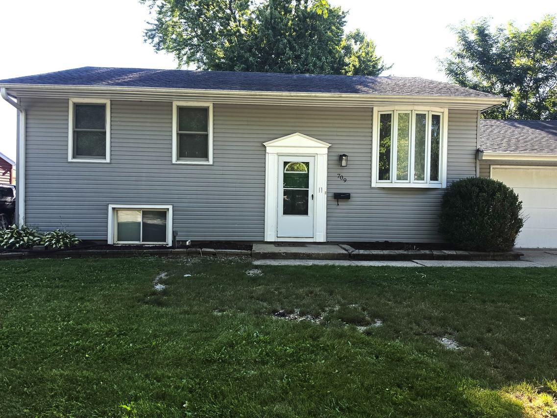 709 Parkside Cir., Streamwood, IL 60107