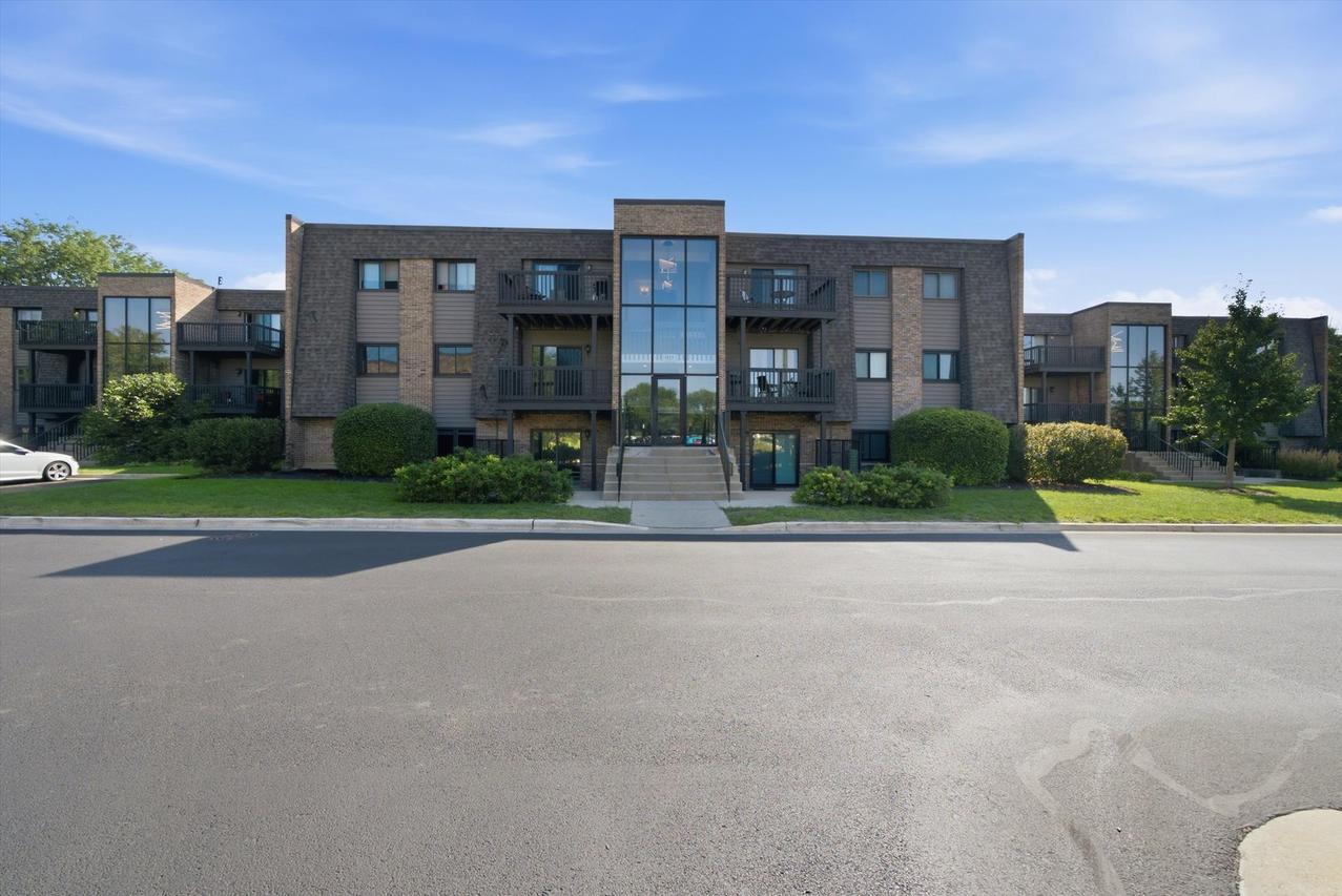 1422 Stonebridge Cir. #M5, Wheaton, IL 60189