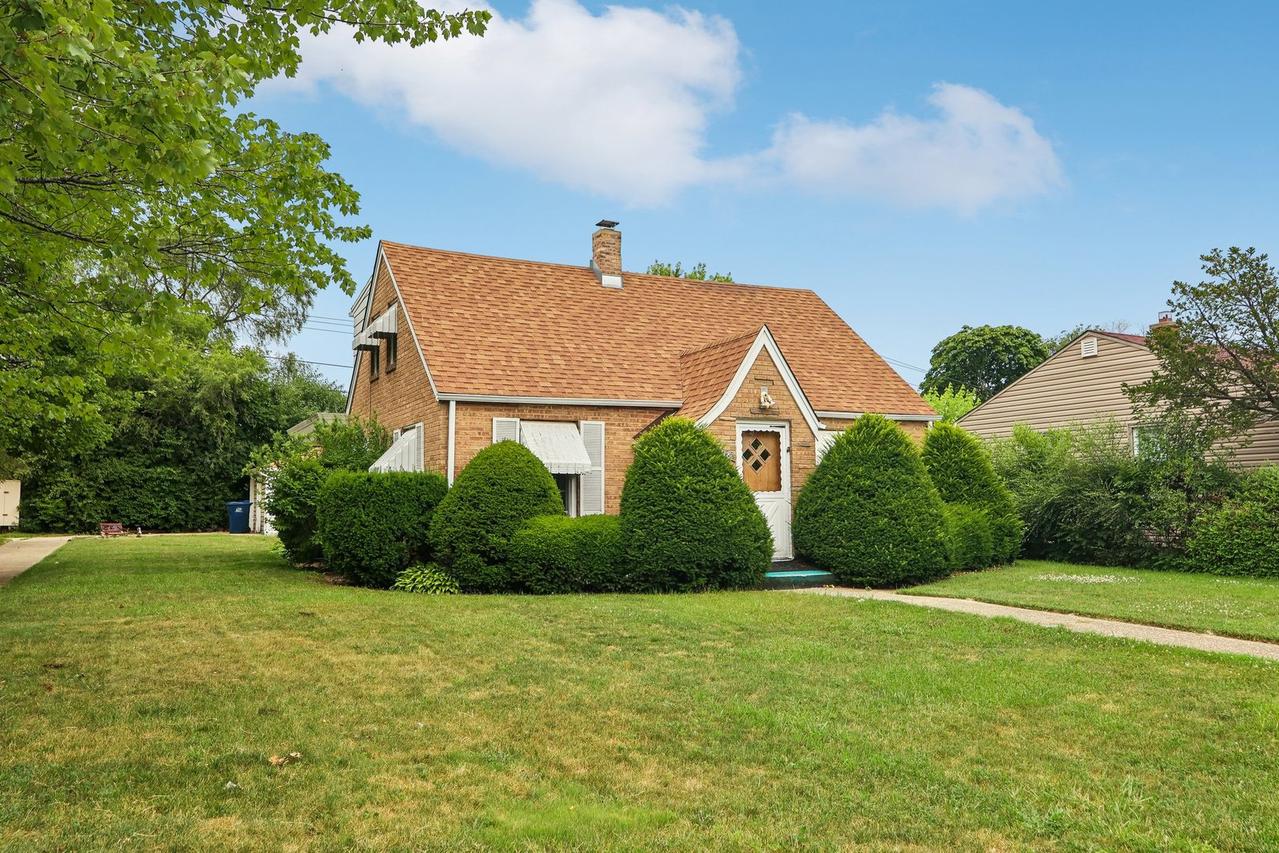 2218 Pearsall Pkwy., Waukegan, IL 60085