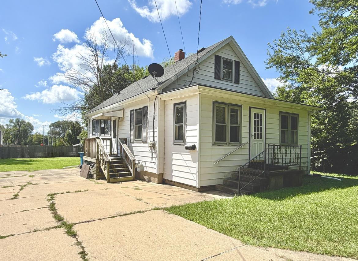 2710 3rd St., Peru, IL 61354