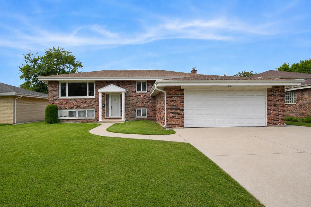 562 N Plamondon Dr., Addison, IL 60101