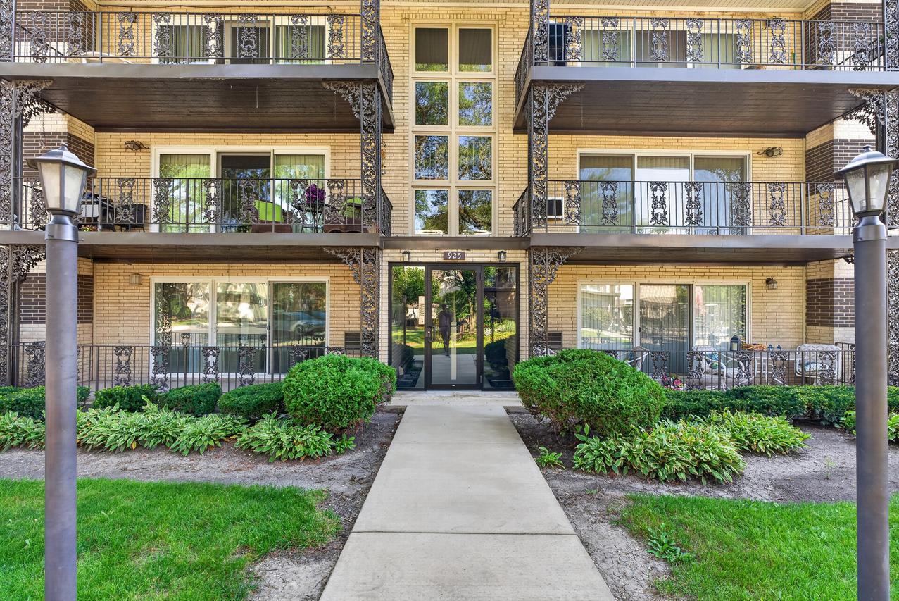 925 8th Ave. #9, La Grange, IL 60525