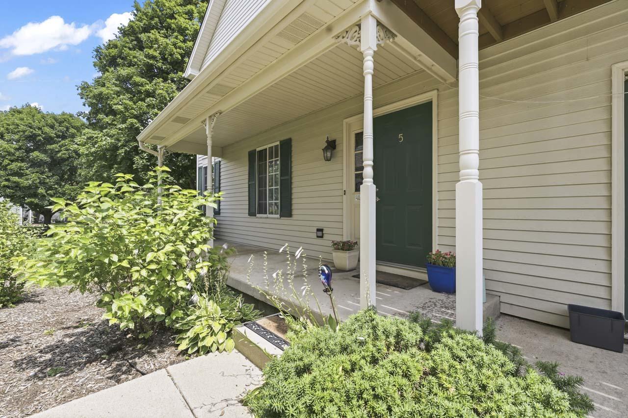 5 W Pheasant Tr., Lake In The Hills, IL 60156