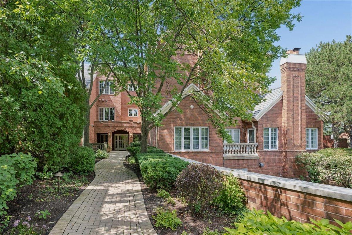 212 Regent Wood Rd., Northfield, IL 60093