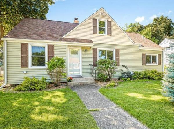 631 Sheridan Dr., Loves Park, IL 61111