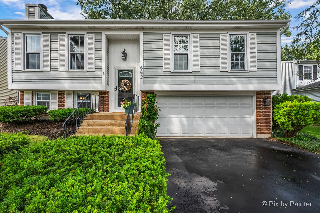 682 Shining Water Dr., Carol Stream, IL 60188