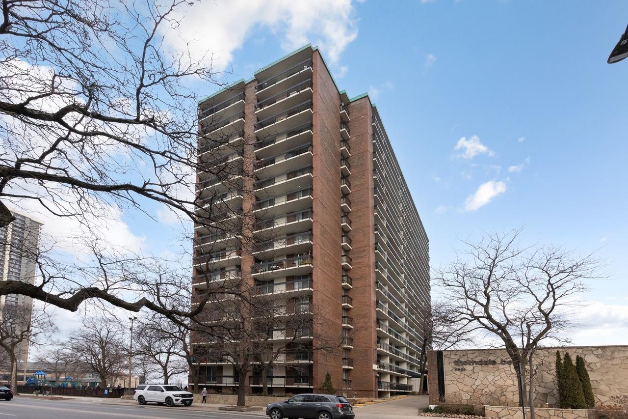 5901 N Sheridan Rd. #2J, Chicago, IL 60660